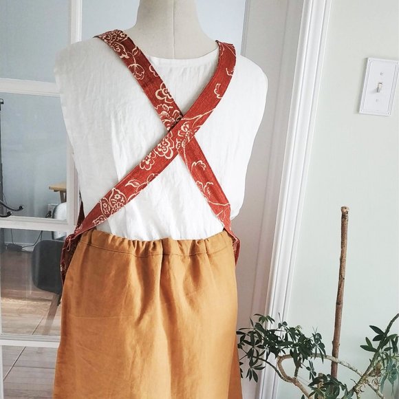 Womens Red floral Japanese CrossBack Apron. No Ties Apron. Upcycled apron. S/M/L - Picture 5 of 6